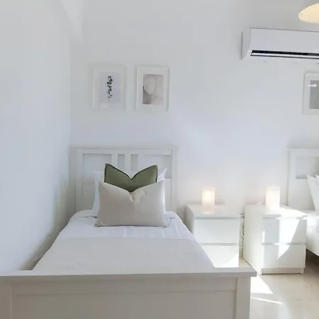 Apartment Phaedrus Living: Byzantium Modern Flat