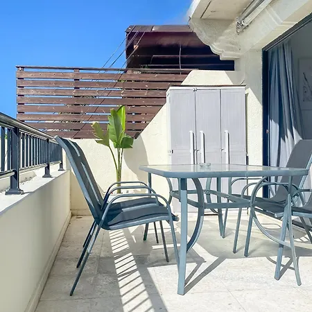 Phaedrus Living: Byzantium Modern Flat شقة