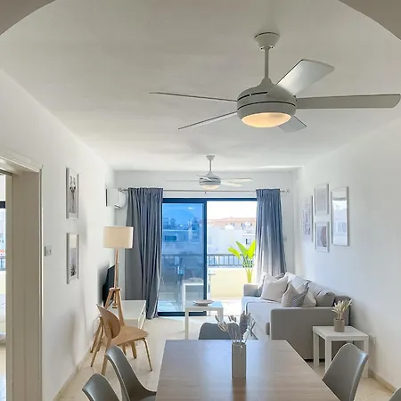 Apartment Phaedrus Living: Byzantium Modern Flat *