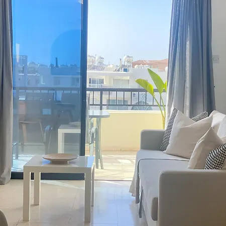 Apartment Phaedrus Living: Byzantium Modern Flat *